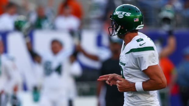 Jets' QB Aaron Rodgers celebrates with the "shooter" gesture